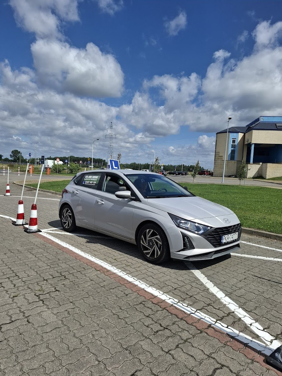 Nasze auto szkoleniowe — Hyundai i20 OSK Anna Fabisiak na placu manewrowym, tablica PKR 7477